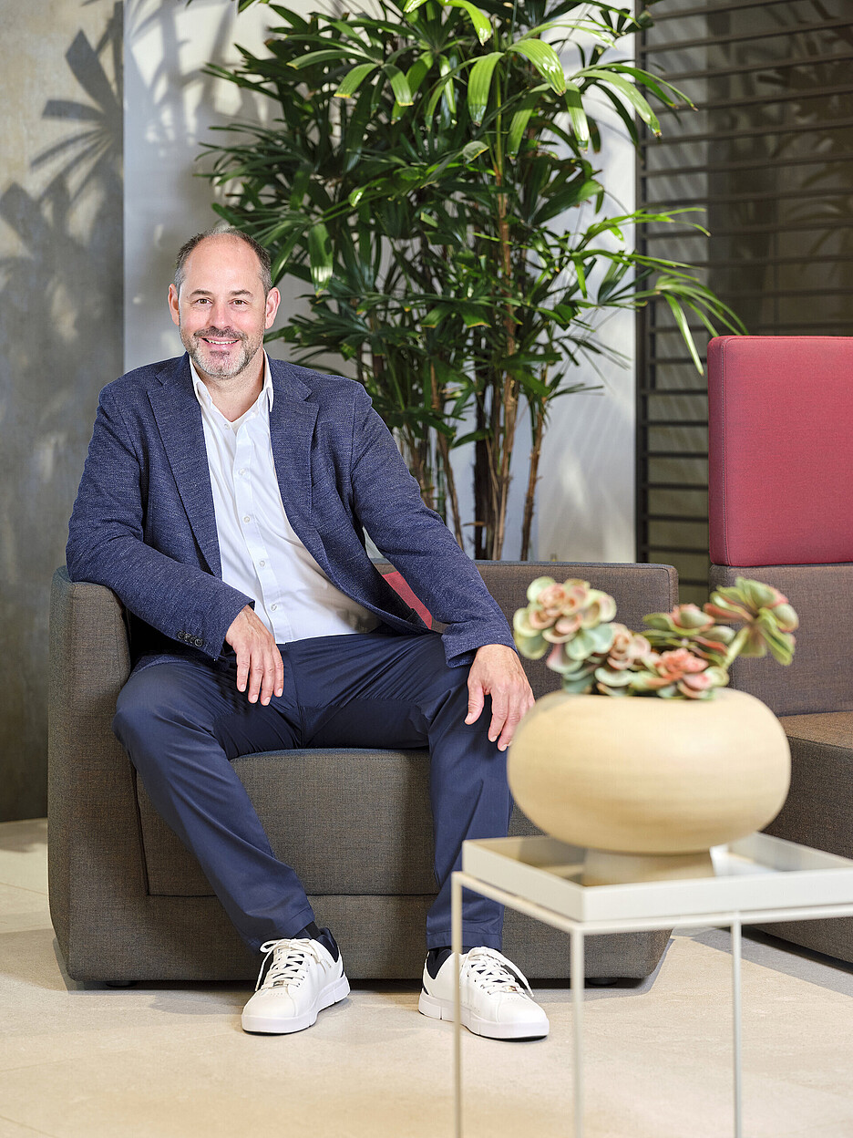 Roman Gschwend aime l’Engadine, les Energy Balls et l’eau. Et pourtant, le parapluie l’accompagne en permanence. Depuis cinq mois, il parcourt les routes de la Suisse orientale et l’Engadine pour Miele Professional.