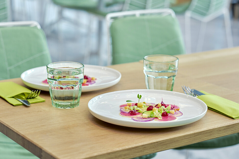 Avec environ 85 places, le Shadwood offre une alternative paisible au Food Court animé et à ses huit stations free-flow.