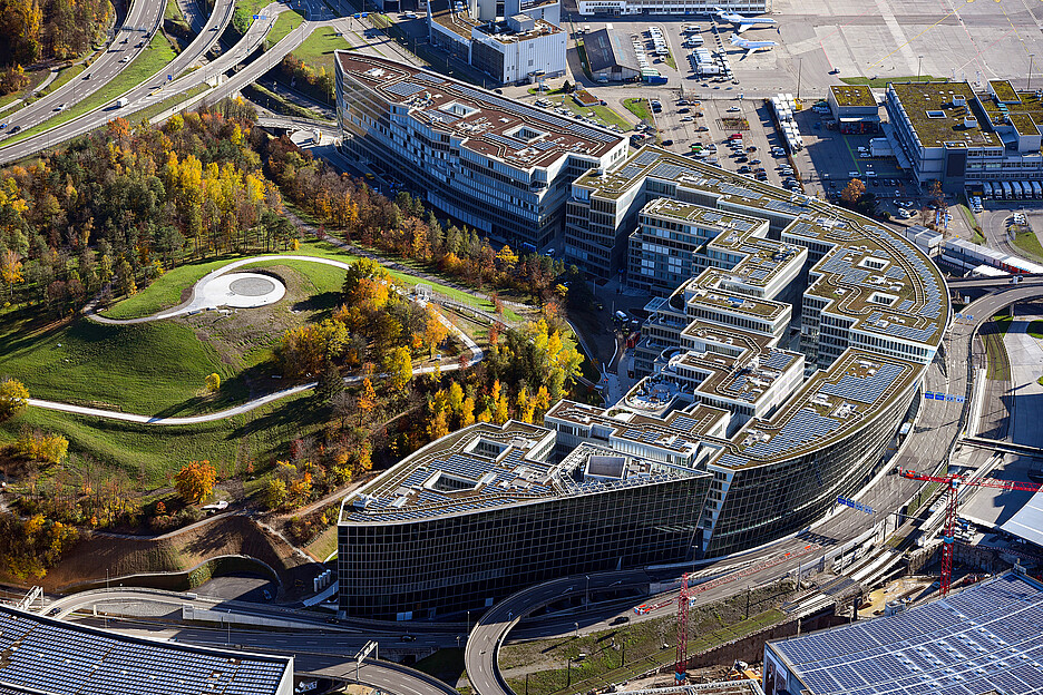 The Circle grenzt direkt an den Flughafen Zürich und öffnet sich zum Flughafenpark hin.  