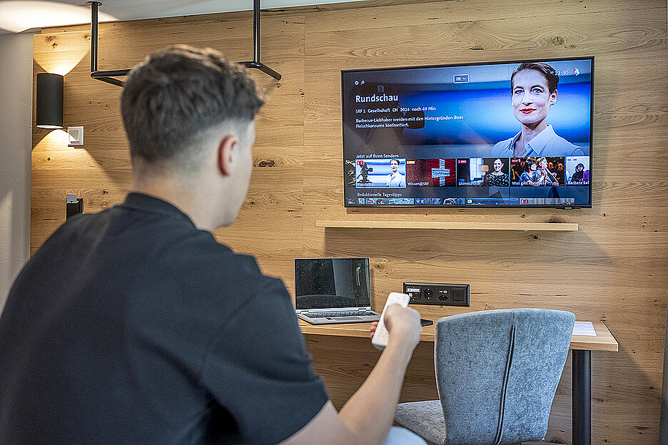 Regarder la TV confortablement comme à la maison avec blue TV Host.