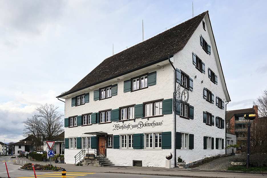 Le restaurant Doktorhaus à Wallisellen est situé dans une maison de campagne zurichoise traditionnelle.