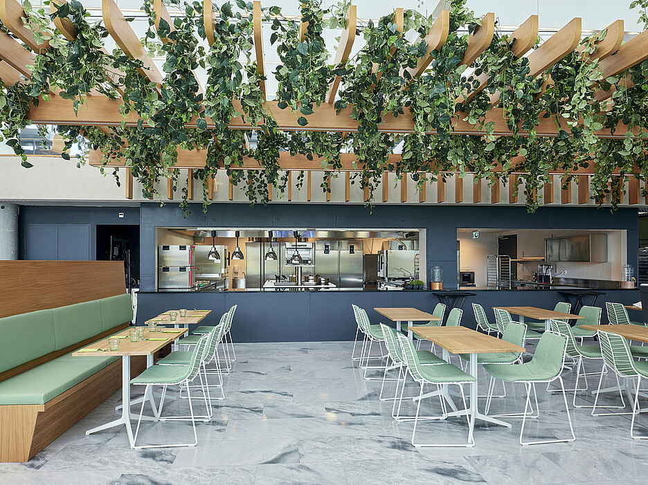 Du fine dining au fast casual: l’EHL exploite douze restaurants d‘application, dont le nouveau Shadwood à cuisine entièrement végétale, aménagé en seulement deux mois dans un espace brut pour devenir un outlet pleinement fonctionnel avec cuisine ouverte et salle accueillante.