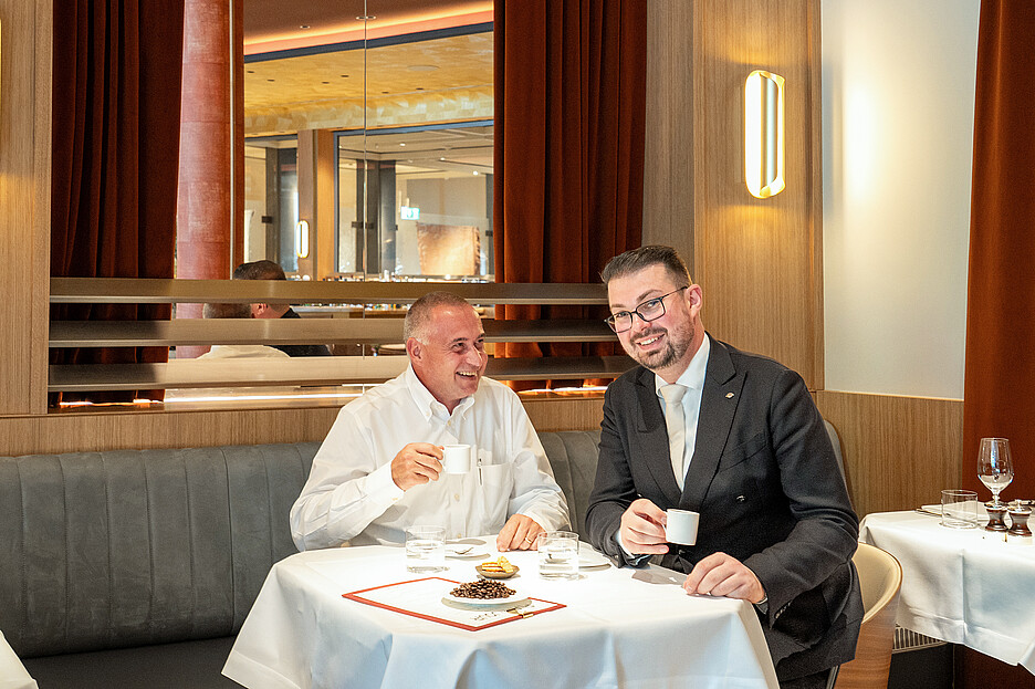 Le directeur F&B Georg Keller (à droite) se montre très satisfait de la collaboration avec Thomas Merki, conseiller de vente de Franke Coffee Systems.