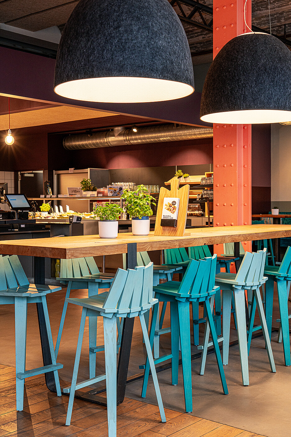 Ceux qui le souhaitent peuvent s’asseoir à une longue table et échanger avec d’autres invités.