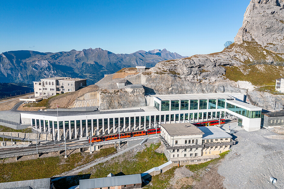 La station du glacier de l’Eiger, avec le restaurant du même nom situé au pied de la face nord de l’Eiger, est le point de transfert vers le Jungfraujoch et également le point de départ des randonnées alpines à pied et à ski.