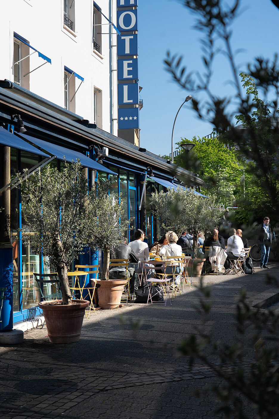 La terrasse de Oh Martine! rappelle le sud de la France, une invitation au voyage.