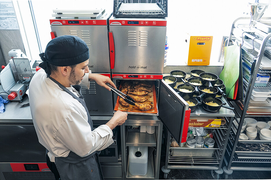 Les Hold-o-mats de Hugentobler Système de cuisson suisse disposent d’un système de déshumidification raffiné qui permet de garder les aliments panés particulièrement croustillants.
