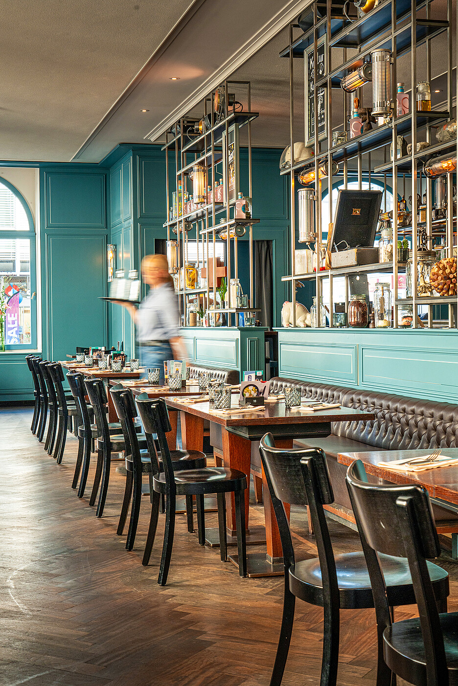 La carte du restaurant Fredi propose de nouveaux menus chaque semaine ainsi que des spécialités comme le burger de vache ou le gibier végétalien et, depuis peu, sa propre eau de Winti.