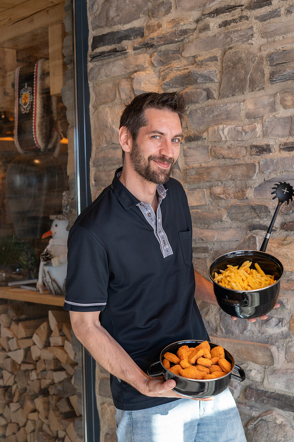 Une marmite familiale pleine de frites et de nuggets. L’hôte André Degelo n’est pas le seul à rayonner, une famille de quatre personnes est également ravie.