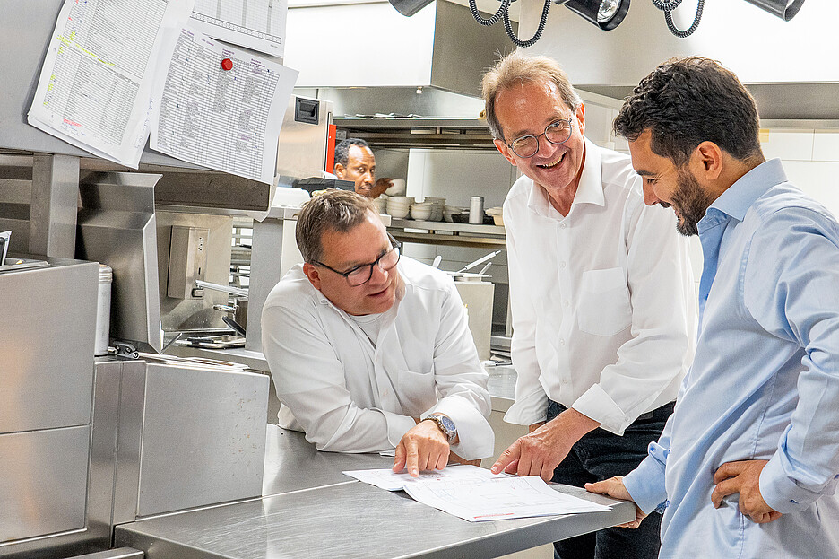 Une bonne planification est essentielle: Nicolas Perrenoud, copropriétaire de la Brasserie avec Christophe Petermann, conseil, concepts & planification d’objets (à g.) et Alain Bochud, conseil en systèmes de cuisson et des appareils.