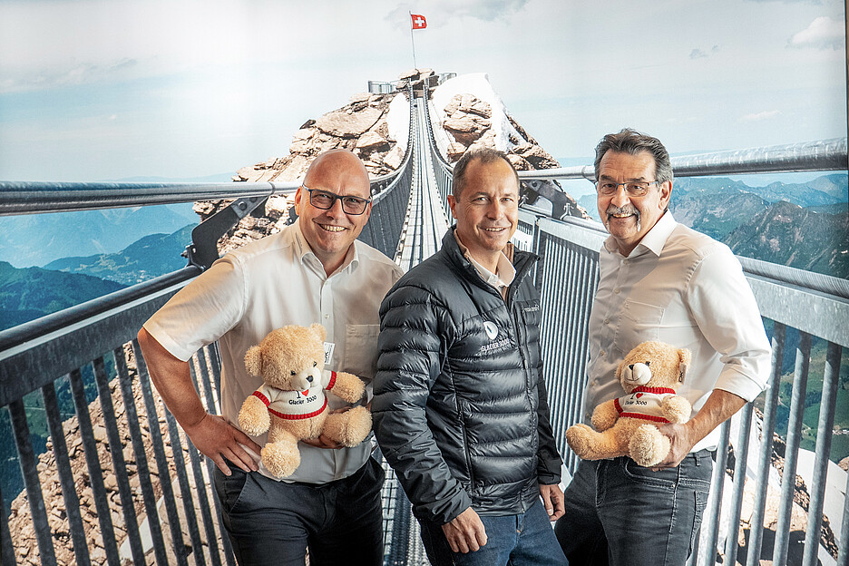 Les restaurants sont dans le noir – grâce à une lettre d’intention, les deux parties en profitent: Gstaad 3000 avec son PDG Bernhard Tschannen et Hugentobler Système de cuisson suisse, représentée ici par Yves Krähenbühl (à g.) et Bruno Dietz (à dr.).