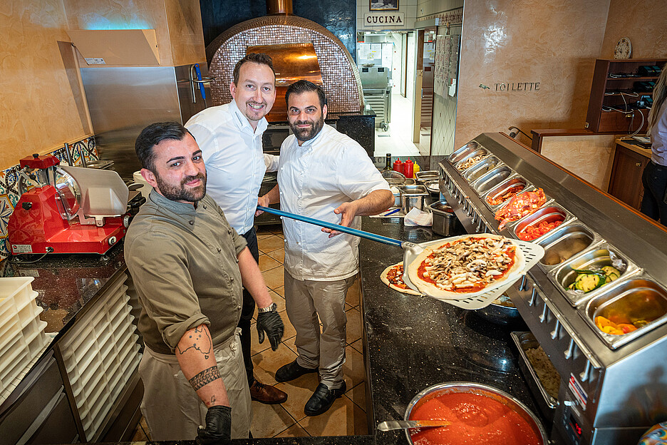 Une plus grande station à pizzas de Hugentobler permettant à deux ou trois pizzaïolos d’y travailler simultanément – avec un supplément de place sous la poutre à pizzas. Réalisé en Stucco Veneziano dans le même look que celui qui règne dans l’ensemble de la Pizzeria Luce.