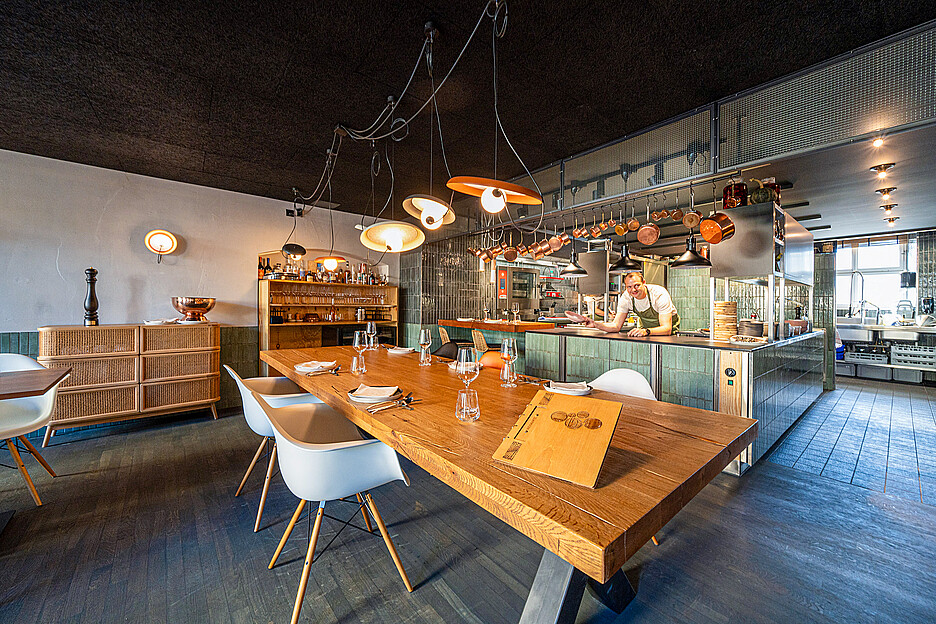 Une cuisine ouverte convient au concept des Sharing Plates – le chef Jürgen Andre et son équipe de quatre personnes apprécient cette présence.