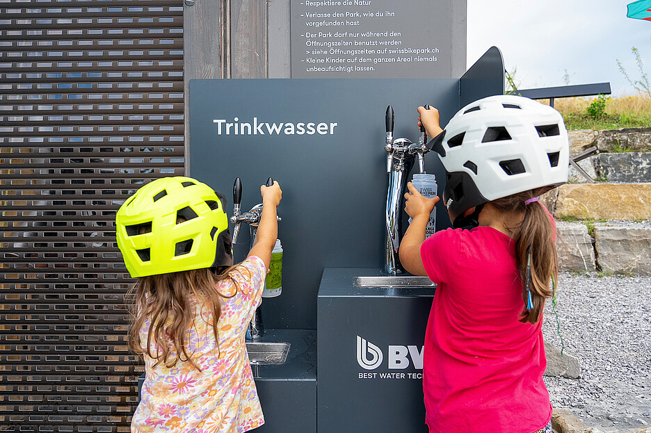 Pour que même les plus petits puissent remplir leur bouteille: le bar à eau Outdoor de BWT avec deux robinets à différentes hauteurs.