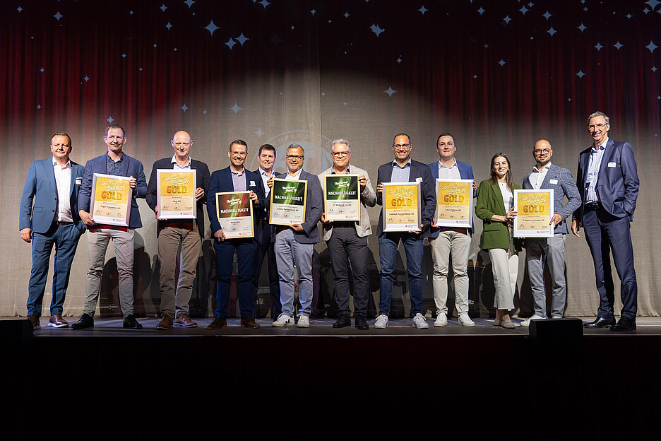 Tous les diplômes d'or gagnants, tous groupes de produits confondus : Pascal Krebs, Transgourmet Schweiz AG, Ivo Rutz, Züger Frischkäse AG, Urs Bussmann, Hug AG, Andreas Brunner, Weita AG, Roger Renggli et Allen Vogt, Essity Switzerland AG, Marcel Tiziani, E. Weber & Cie AG, Ralf Lienhammer, Limmat Handelshaus AG, Pascal Schiller, Louis Ditzler AG, Nina Leuzinger et Enio Polcan, Campari Schweiz AG, Philipp Dautzenberg, Transgourmet Schweiz AG.