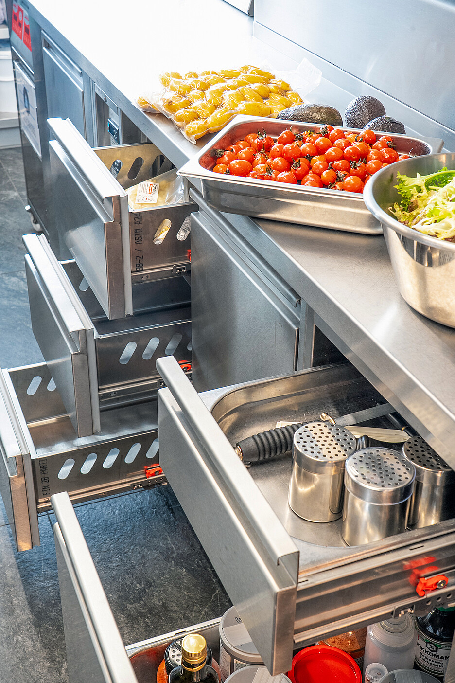 L’accent a été mis sur la régénération des repas et sur des capacités de stockage suffisantes pour entreposer en toute sécurité des repas préparés plus tôt.