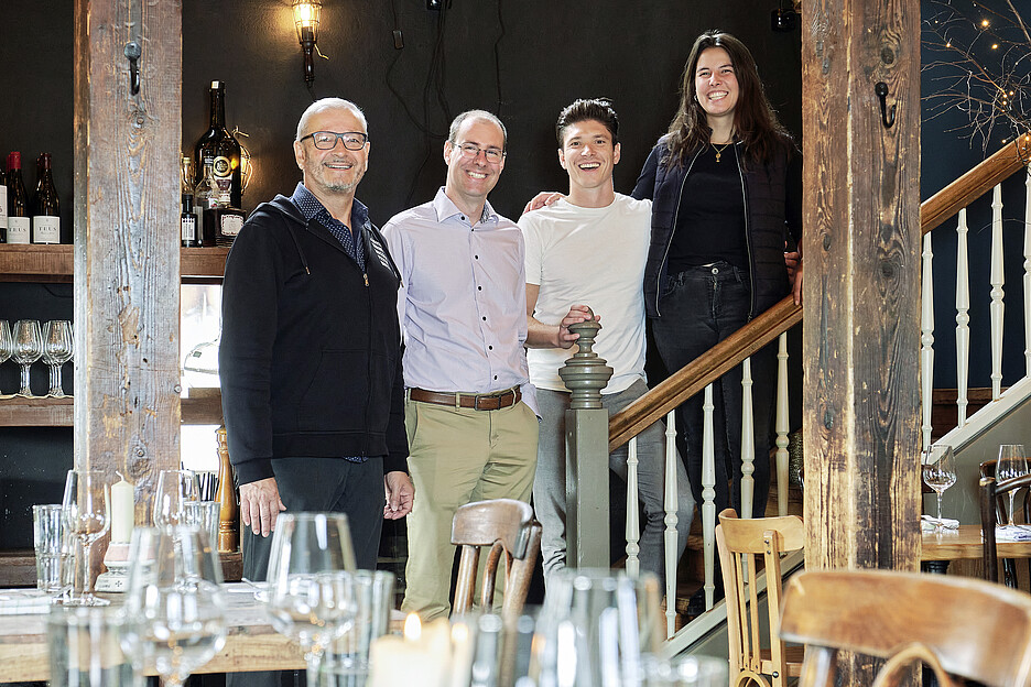 Une collaboration solide – professionnellement et humainement (de gauche à droite): Alfred Hubli, responsable des ventes chez Brita, Dominik Bernasconi, responsable du service clientèle d’Electrolux Professional, Vasko Ostojic, Key Account Manager chez Electrolux Professional, et Katharina Roulet, gérante du Hafenbeiz.