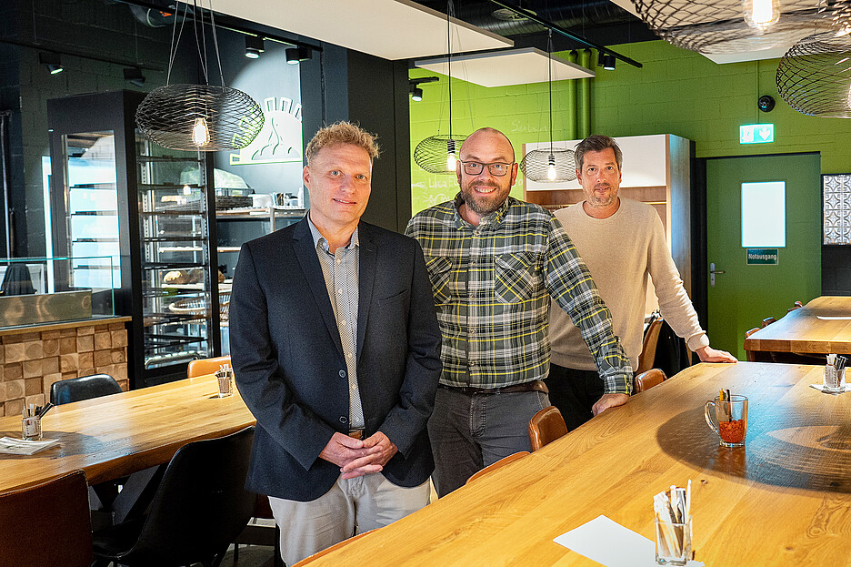 La Confiserie Berger et Franke Coffee Systems entretiennent une collaboration fructueuse depuis de nombreuses années: Thomas Dreier (à gauche), directeur régional des ventes, et Patrick Stampfli, responsable du marketing Suisse de Franke Coffee Systems, avec Chris Berger, directeur de la Confiserie Berger, au centre.