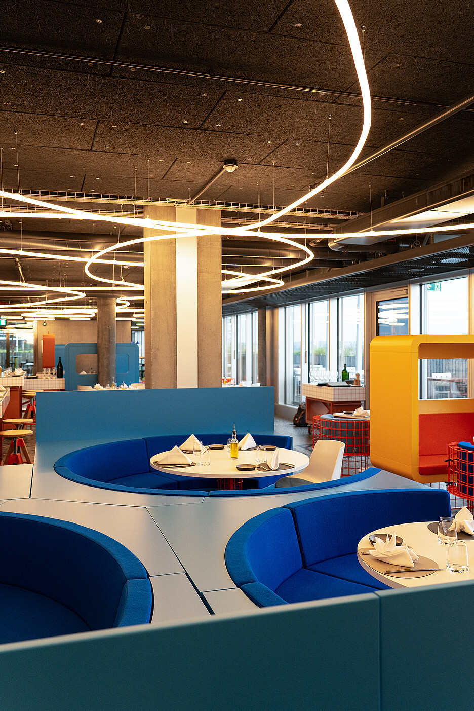 Le FoodLab, ouvert à tous, comprend quatre stands en libre-service ainsi qu’un restaurant à la carte. Les jeunes y acquièrent leurs premières expériences pratiques en cuisine et au service.