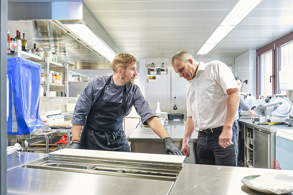 Le sous-chef Torsten Kampf (à gauche) est heureux de pouvoir recourir à tout moment aux conseils d’Electrolux Professional, même après l’installation de la cuisine.