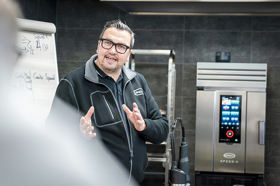 Lors d’une présentation dans les locaux de la maison Bartscher, Alex Freiburghaus souligne les avantages des deux appareils Unox dans le quotidien d’une cuisine professionnelle.