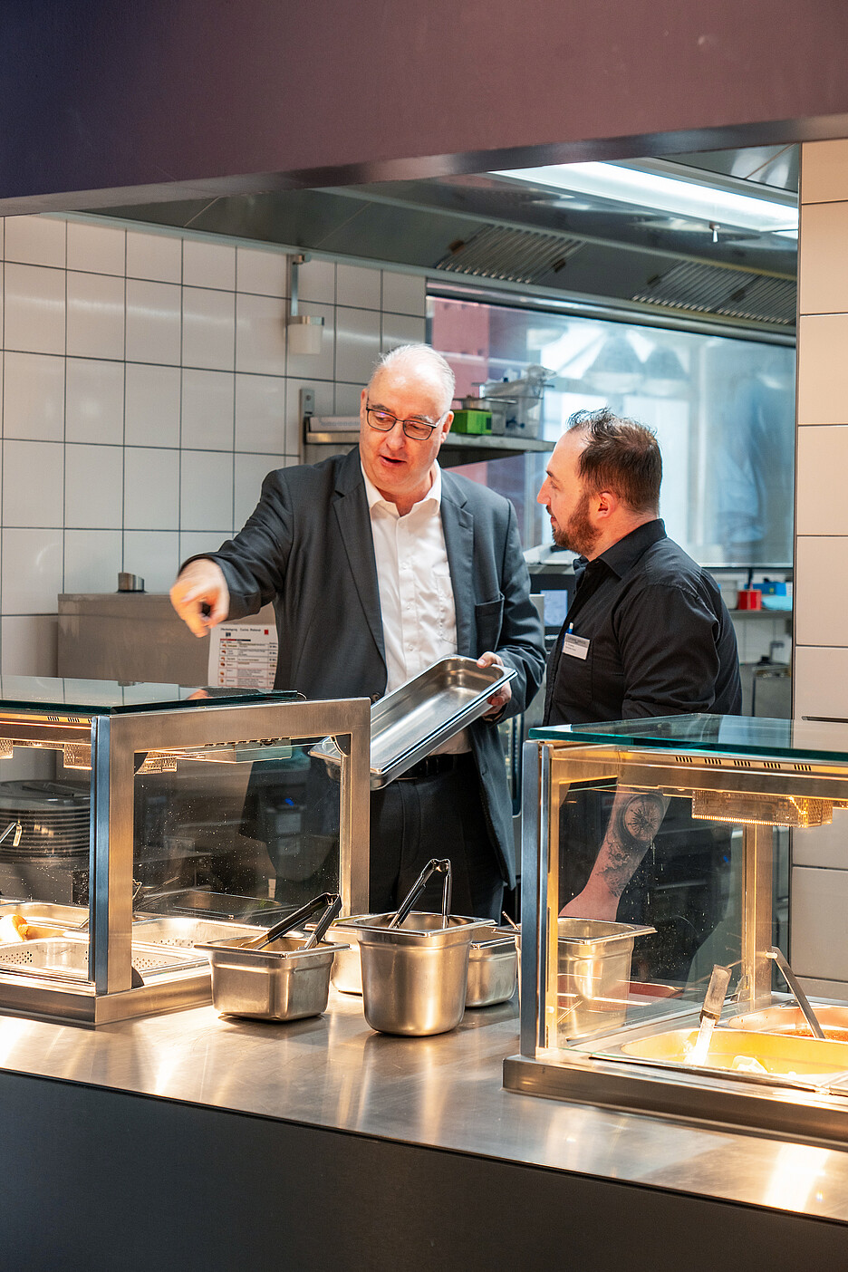 Willy Iten de Beer Grill et le chef de cuisine Kevin Vinzens discutent de l’utilisation optimale des récipients Gastronorm.