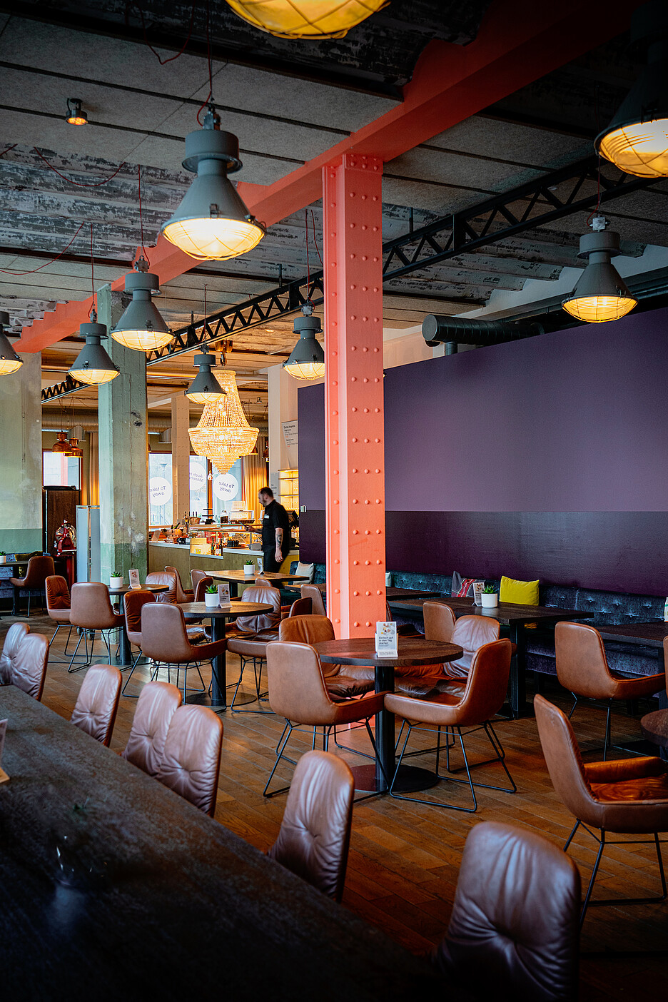 Industriel-chic: des accents colorés donnent au restaurant une touche personnelle et une ambiance chaleureuse.a