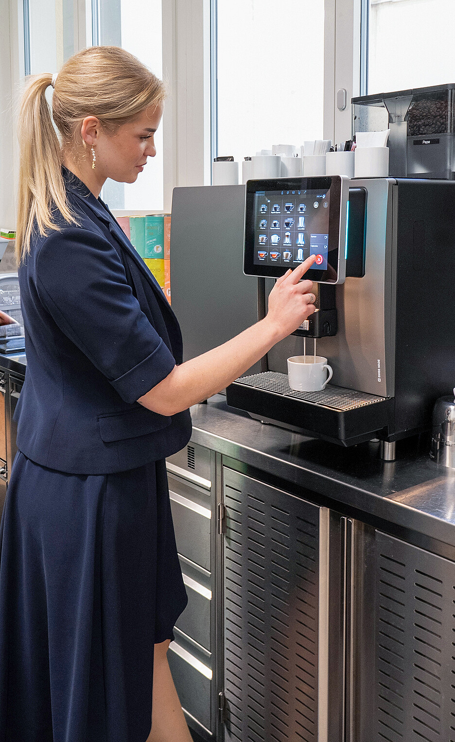 Conçue pour les gros volumes, la machine à café Franke A800 offre une qualité, une diversité et une performance sans compromis grâce à son système à trois chauffe-eaux et à son concept de commande intuitif.