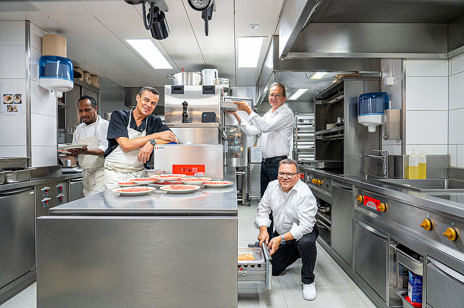 Une cuisine qui tient ses promesses: le chef Yoann Orain (2e de gauche) et son équipe sont satisfaits d’Alain Bochud, conseil en systèmes de cuisson et des appareils (à droite au fond) et du conseiller Christophe Petermann.