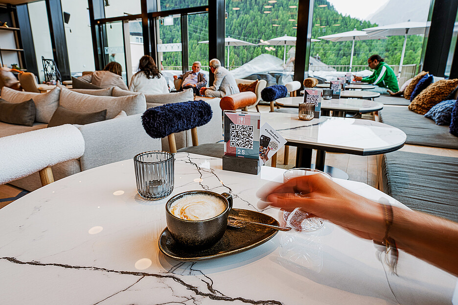 Le Mountain Lodge du Sunstar Pontresina offre un cadre idéal pour prendre un café.