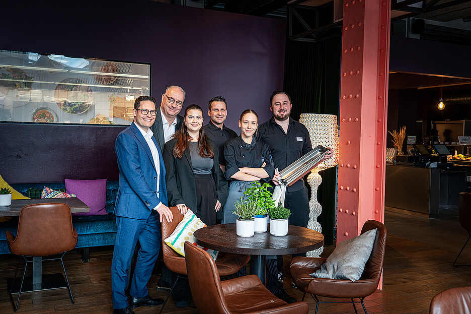 Une collaboration optimale (de gauche à droite): Sascha Stampfli, directeur des ventes et du marketing, Willy Iten, Key Account Manager, et Gloria Vinci, Marketing Manager de Beer Grill, Marc Schmid, directeur adjoint du restaurant avec la cuisinière Anna Hürlimann et Kevin Vinzens, le chef de cuisine du restaurant «Grünerbaum».