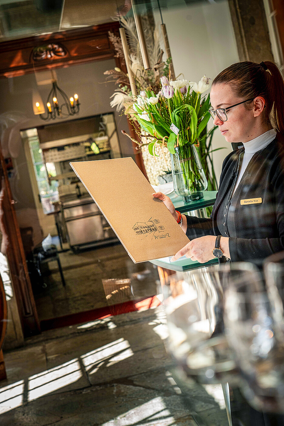 La collaboratrice de service Daniella Kiss accueille les clients avec sa gentillesse et son sourire chaleureux.