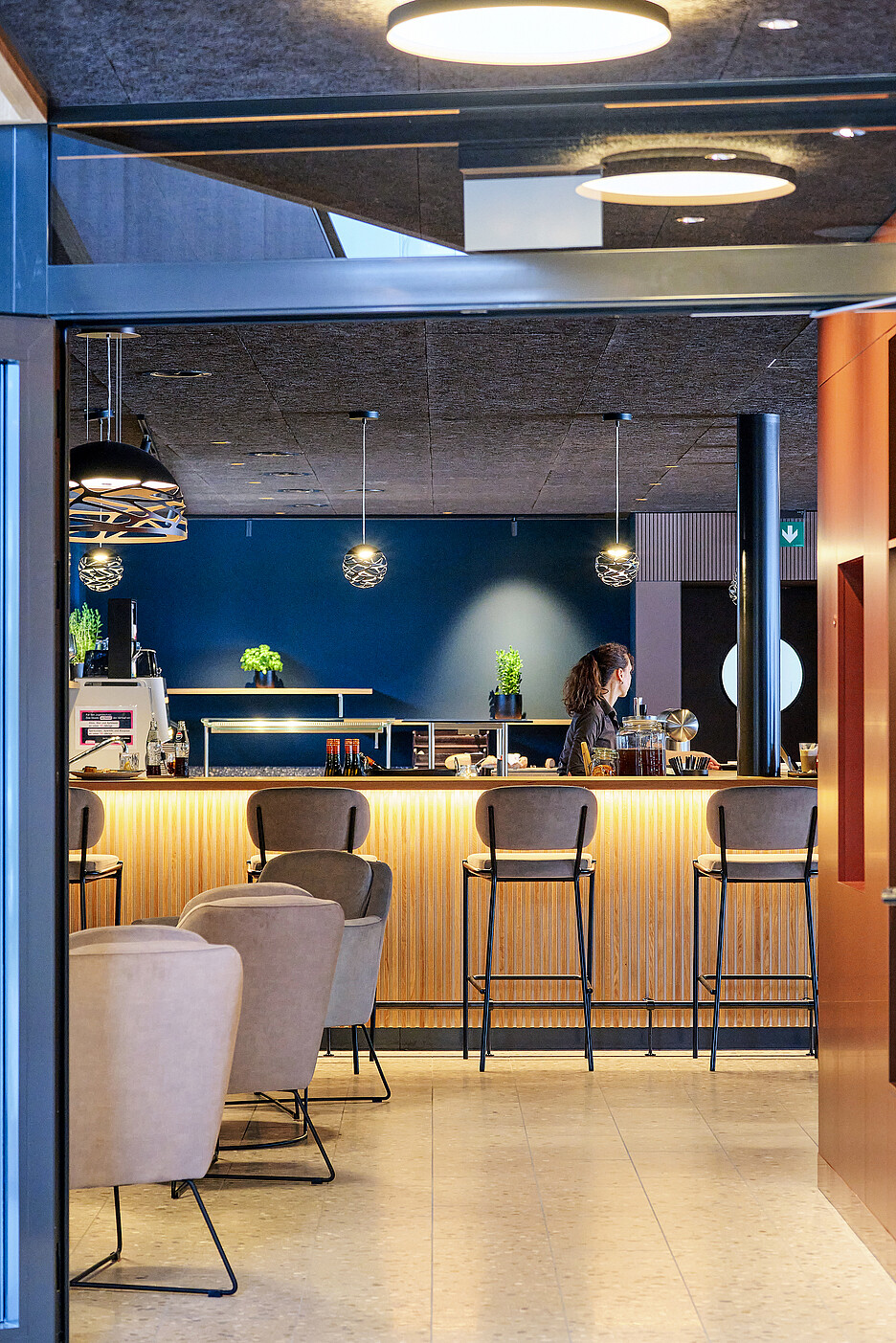 Un petit salon et un bar se trouvent à l’entrée du restaurant.