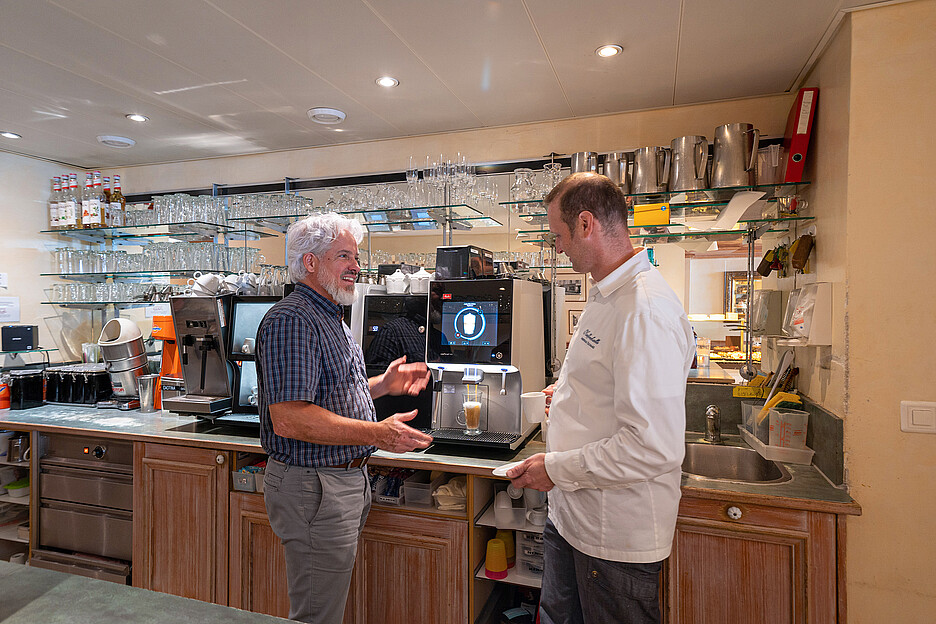 Rolph Müller, responsable régional de vente de la maison Cafina AG (à g.) et Andreas Schaad, gérant de la Kaffeehalle, sont très satisfaits de la nouvelle machine à café XT8 de Cafina.