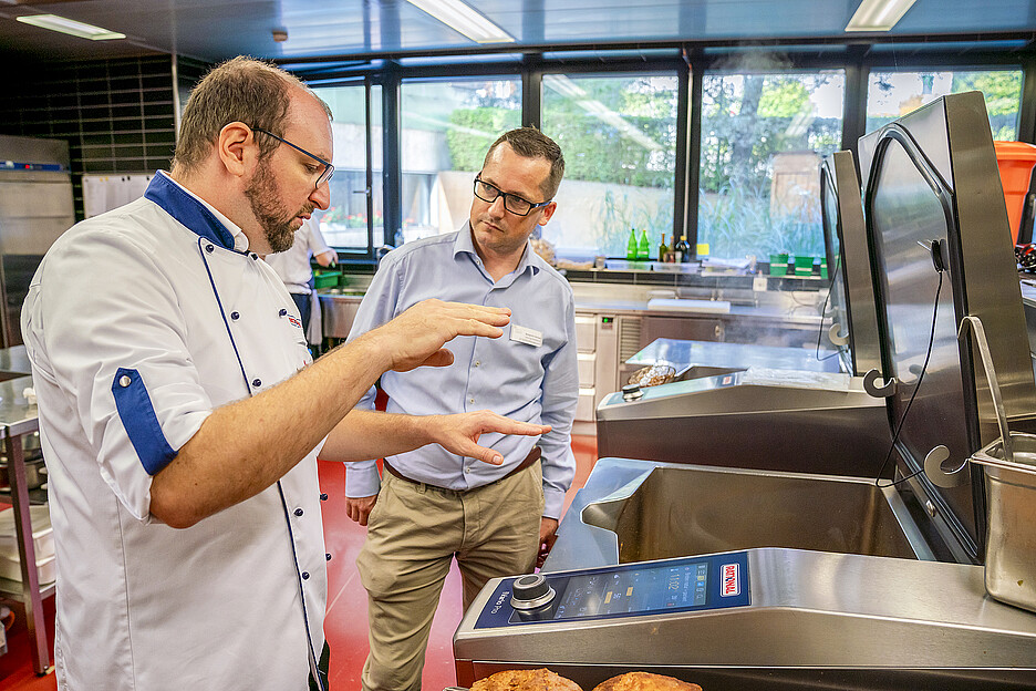 Depuis un peu plus d’un an, Marcel Schönenberger de Rational Suisse SA (à g.) assiste Benjamin Schmid, directeur de l’hôtellerie et du Facility Management de l’EMS Bruggwiesen, dans le cadre d’un accompagnement de l’entreprise pour l’optimisation des processus.