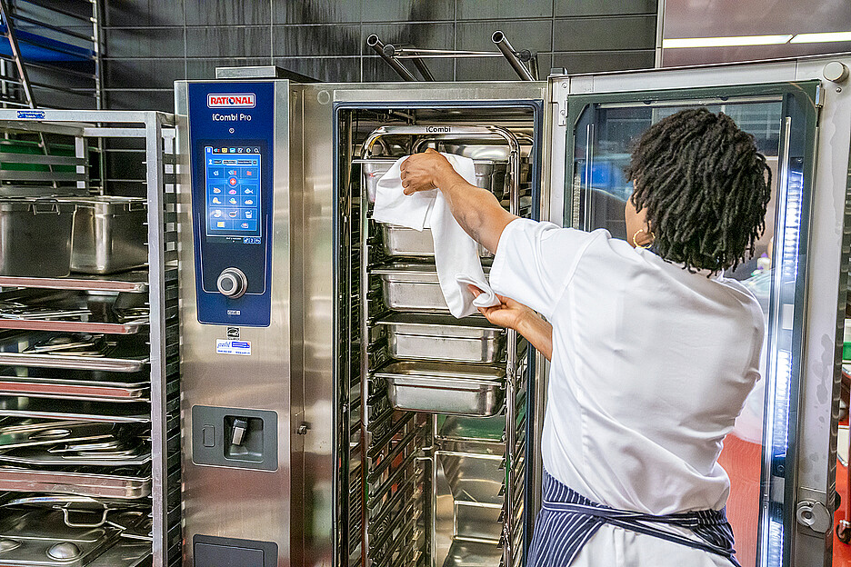 Avant de débuter l’accompagnement pour entreprise, l’EMS Bruggwiesen produisait déjà des composants de menus et disposait pour cela d’un équipement adéquat, à savoir un iCombi Pro 20-1/1 et 6-1/1 ainsi que deux iVario Pro L. L’entreprise a ainsi pu se concentrer sur la préparation des repas.