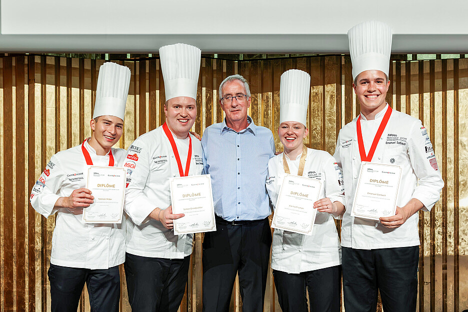 Le candidat Simon Grimbichler (2e à partir de la gauche) avec le commis Yannick Wider (à gauche), Lucien Mosimann, coordinateur de l‘Académie Suisse Bocuse d‘Or, et Karina Fruman, lauréate 2025, avec le commis Emanuel Sarbach.