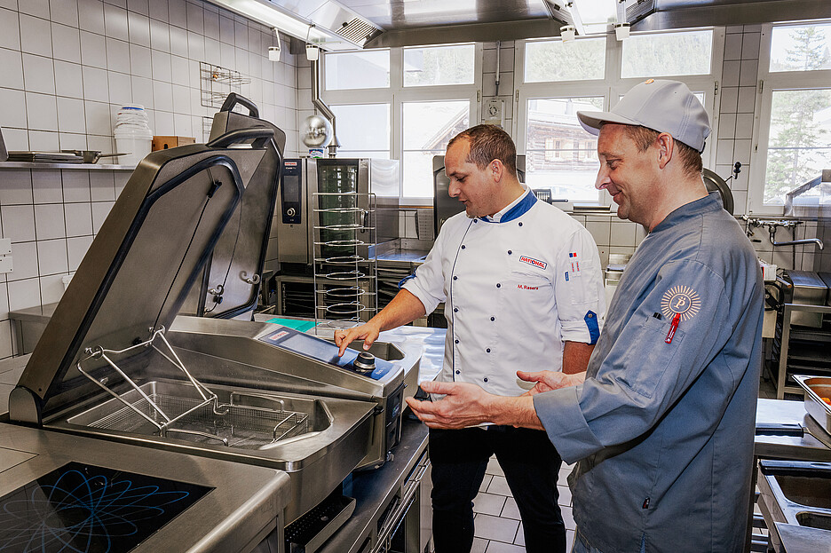 Marco Rasera (à gauche), directeur régional des ventes chez Rational, accompagne ses clients bien au-delà de la simple installation des appareils.