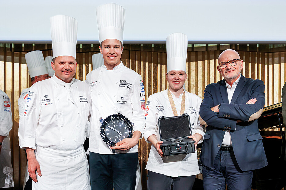 Franck Giovannini, président de l‘Académie Suisse Bocuse d‘Or, le commis Emanuel Sarbach, Karina Fruman, lauréate du Bocuse d‘Or Suisse 2025, et Florent Supplisson, directeur des événements gastronomiques GL Events, Bocuse d‘Or Mondial (de gauche à droite).