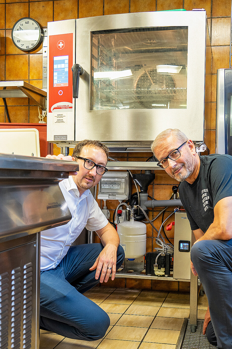 Deux personnes qui s’apprécient: Alfred Hubli (à droite), directeur des ventes Brita Professional, et Urs Leuthold, conseiller de Hugentobler Schweizer Kochsysteme AG à Urtenen-Schönbühl, disposent d’une énorme expertise technique. Dans la cuisine de Kevin Bracher, l’installation du système de filtration d’eau s’est déroulée rapidement et sans problème.