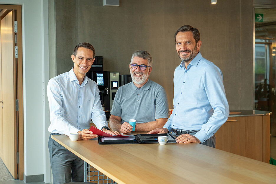 ForPro recherchait un partenaire «tout-en-un» et l’a trouvé avec Egro Suisse AG (de g. à dr.): Samuel Prieto, Area Sales Manager pour la Suisse romande chez Egro Suisse AG, avec Vincent Tapponnier, co-responsable du FoodLab, et Thierry Schlatter, responsable du FoodLab chez ForPro.