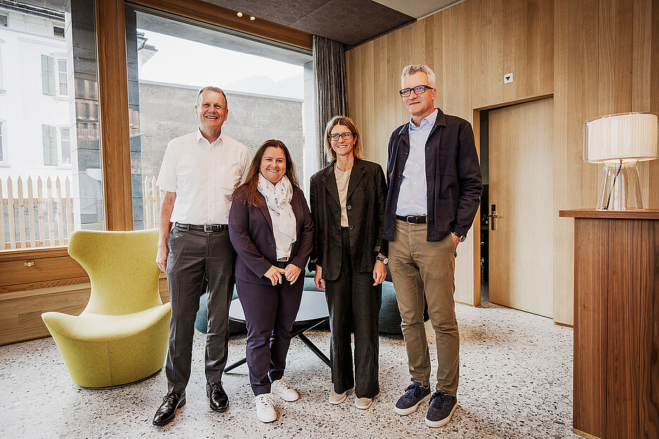 Profitent d’une collaboration basée sur la confiance: Fredy Zürcher, directeur régional des ventes Professional de Miele AG, Corinne Hörnlimann, Marketing Manager Suisse HCS de Miele AG, ainsi qu’Irene et Martin Müller, couple de direction de l’hôtel Maistra 160 (de gauche à droite).