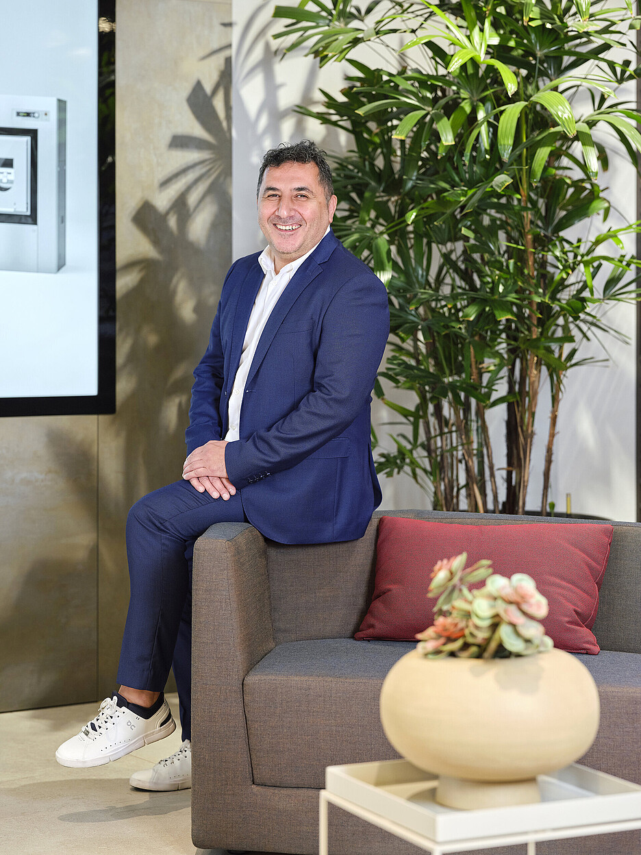 Quand Tayfun Cizmeci s’attaque à quelque chose, il va jusqu’au bout. Pour Miele Professional, il parcourt environ 45 000 à 50 000 kilomètres par an – heureusement dans une très bonne voiture.