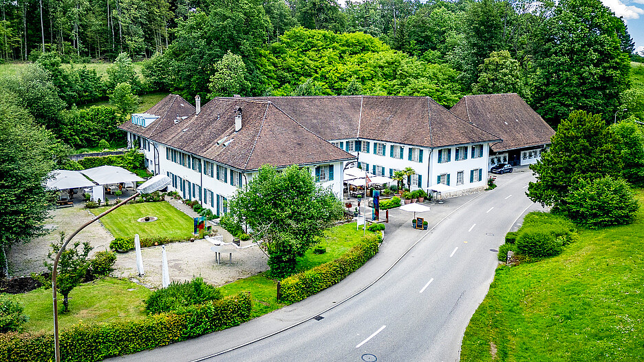 Le Château Attisholz, autrefois station thermale prisée, est devenu un haut lieu gastronomique depuis 1945. Depuis 25 ans, Jörg Slaschek y dirige le restaurant gastronomique «Le Feu» ainsi que la brasserie «la Source», tout en offrant également des chambres d’hôtel.