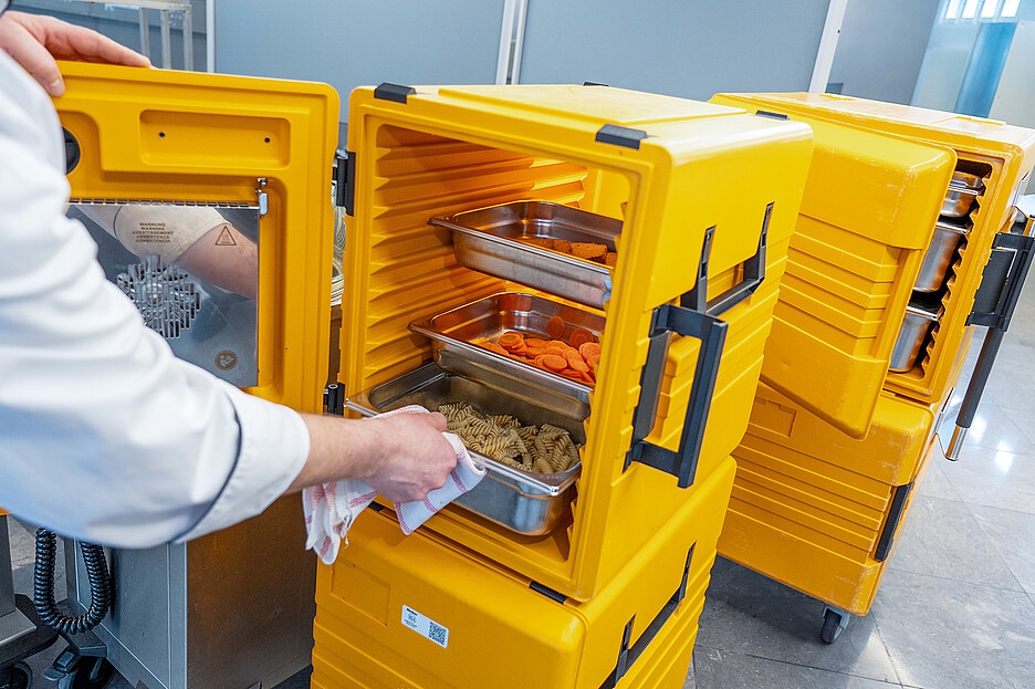 Les boîtes de transport à chargement frontal thermoport K6000 avec réglage numérique de la température au degré près sont idéales pour le transport de repas dans des récipients GN.