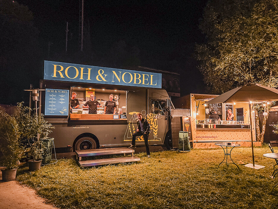 S’approcher, ouvrir grand la bouche et se mettre en route: roh & nobel veut développer des concepts simples issus du food truck – pour les fêtes d’entreprise, les fêtes en plein air ou des événements comparables.