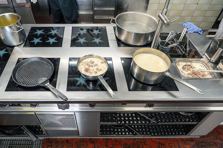 Le cœur de la cuisinière est constitué de six puissants plans de cuisson à induction à haut rendement et au contrôle précis.