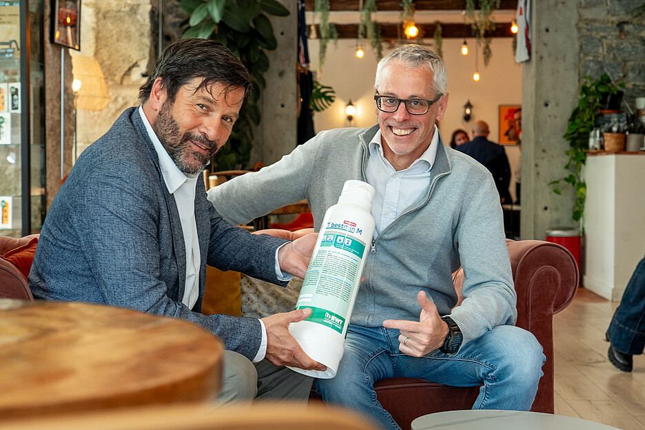 Deux experts, une passion: une eau de qualité pour un excellent café – Enrico Di Vincenzo, directeur des ventes pour Water & More chez BWT (à g.), et Matteo Castelnuovo, expert en machines à café.
