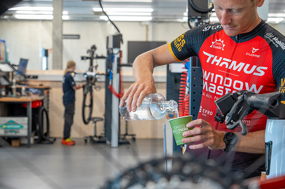 Dans le Swiss Bike Park, tous les hôtes ont accès gratuitement à l’eau des bars à eau de BWT.