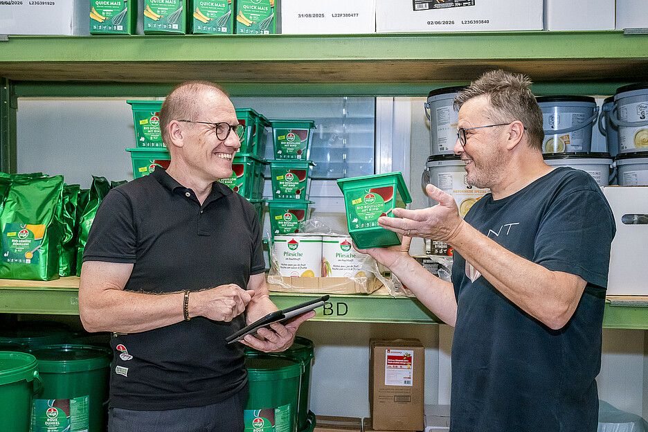 Markus Schär (à gauche), conseiller clientèle de Hügli, connaît Hanspeter Bernet depuis plus de 20 ans et sait exactement quel produit Hügli convient à l’offre de Bernet Catering et facilite le travail quotidien en cuisine.